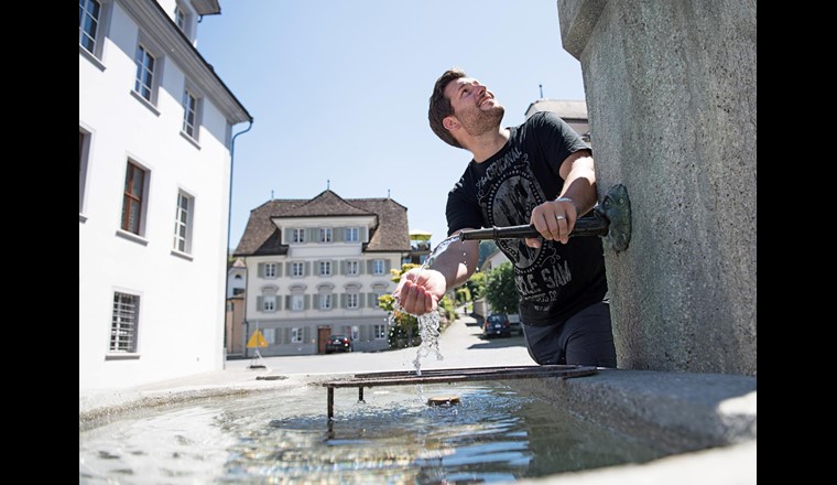 Christoph Scheuber, Brunnenmeister von Stans: " Wasser ist heute wohl das wohl am strengsten kontrollierte Lebensmittel!" (Foto: Luzerner Zeitung)