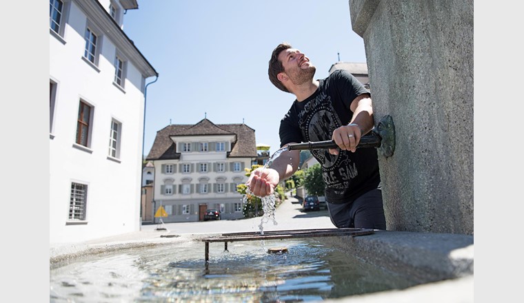 Christoph Scheuber, Brunnenmeister von Stans: " Wasser ist heute wohl das wohl am strengsten kontrollierte Lebensmittel!" (Foto: Luzerner Zeitung)