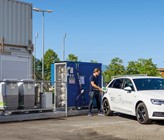 Fig. 1 Ein Projektmitarbeiter der HSR Hochschule für Technik Rapperswil betankt ein Erdgasfahrzeug an der neuen HEPP-Anlage. Fig. 1 Ein Projektmitarbeiter der HSR Hochschule für Technik Rapperswil betankt ein Erdgasfahrzeug an der neuen HEPP-Anlage.