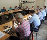 In Bern wurde Mitte Juli ausführlich über die bevorstehende Revision der Berufsausbildung von Rohrnetzmonteur und Brunnenmeister diskutiert. In Bern wurde Mitte Juli ausführlich über die bevorstehende Revision der Berufsausbildung von Rohrnetzmonteur und Brunnenmeister diskutiert.