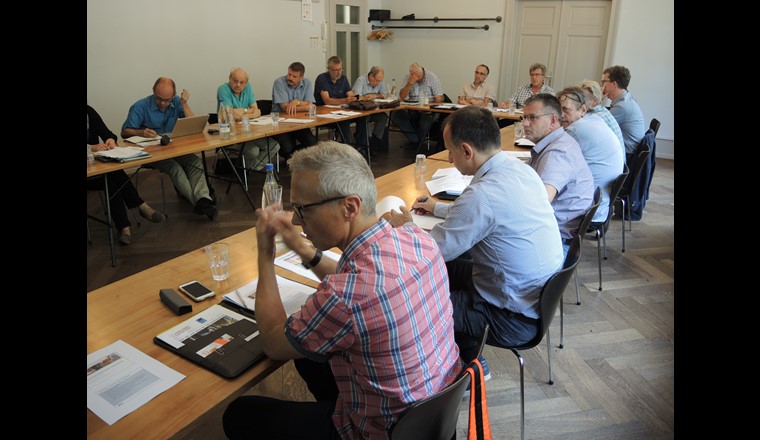 A la mi-juillet, une discussion approfondie a eu lieu à Berne sur la prochaine révision de la formation professionnelle de monteur de réseaux de fontanier.