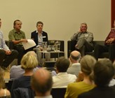 Podiumsgespräch mit Andri Bryner, Mediensprecher der Eawag, Armin Peter, Fischexperte und Leiter von knapp dreissig PEAK-Kursen, sowie den Leitenden der allerersten Kurse: der Limnologin Elisabeth Meier, dem Stoffkreislaufexperten Peter Baccini und dem Umweltphysiker Alfred Wüest.   (Foto: Eawag/Peter Penicka) Podiumsgespräch mit Andri Bryner, Mediensprecher der Eawag, Armin Peter, Fischexperte und Leiter von knapp dreissig PEAK-Kursen, sowie den Leitenden der allerersten Kurse: der Limnologin Elisabeth Meier, dem Stoffkreislaufexperten Peter Baccini und dem Umweltphysiker Alfred Wüest.   (Foto: Eawag/Peter Penicka)