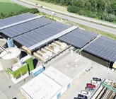 Auf der ARA Chur wurde erstmals in der Schweiz über den Abwasserbecken eine Solaranlage errichtet, bei welcher dank der neuartigen Konstruktion mit einem Faltdach der Zugang zu den Becken weiterhin problemlos möglich ist.