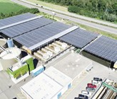Auf der ARA Chur wurde erstmals in der Schweiz über den Abwasserbecken eine Solaranlage errichtet, bei welcher dank der neuartigen Konstruktion mit einem Faltdach der Zugang zu den Becken weiterhin problemlos möglich ist. Auf der ARA Chur wurde erstmals in der Schweiz über den Abwasserbecken eine Solaranlage errichtet, bei welcher dank der neuartigen Konstruktion mit einem Faltdach der Zugang zu den Becken weiterhin problemlos möglich ist.