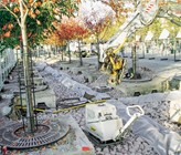 Fig. 2 Schwammstadt-Prinzip, umgesetzt in Stockholm. Links: grobkörnige, gebrochene Substrate mit einem grossen Porenraum zur Speicherung von Niederschlagswasser und Nutzung als Wurzelraum. Rechts: derselbe Bereich nach Wiederherstellung der Oberfläche(Quelle: B. Embrén) Fig. 2 Schwammstadt-Prinzip, umgesetzt in Stockholm. Links: grobkörnige, gebrochene Substrate mit einem grossen Porenraum zur Speicherung von Niederschlagswasser und Nutzung als Wurzelraum. Rechts: derselbe Bereich nach Wiederherstellung der Oberfläche(Quelle: B. Embrén)