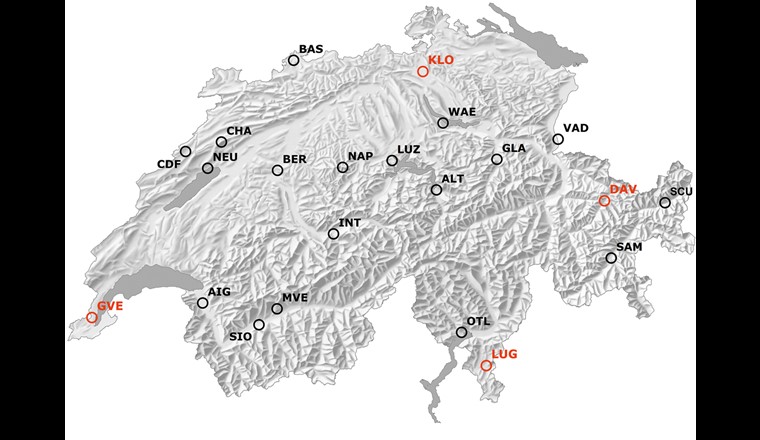 Fig. 1 22 Messstationen in der Schweiz und Liechtenstein, deren historische Niederschlagsdaten (1981–2010) für die Untersuchung verwendet wurden. Die roten Kreise (GVE, KLO, LUG, DAV) sind die Stationen, deren Daten als Beispiel für die vier Niederschlagsregionen der Schweiz verwendet wurden. (Quelle: SwissMetNet, MeteoSwiss; swisstopo DV 5704 000 000, reproduziert mit Bewilligung von swisstopo / JA100119)