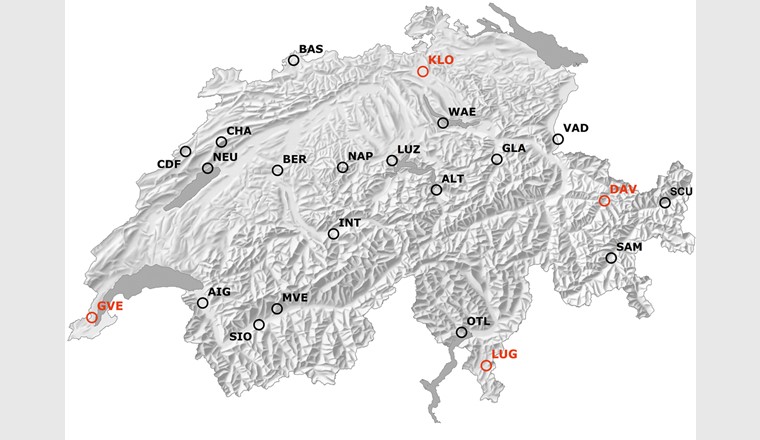 Fig. 1 22 Messstationen in der Schweiz und Liechtenstein, deren historische Niederschlagsdaten (1981–2010) für die Untersuchung verwendet wurden. Die roten Kreise (GVE, KLO, LUG, DAV) sind die Stationen, deren Daten als Beispiel für die vier Niederschlagsregionen der Schweiz verwendet wurden. (Quelle: SwissMetNet, MeteoSwiss; swisstopo DV 5704 000 000, reproduziert mit Bewilligung von swisstopo / JA100119)
