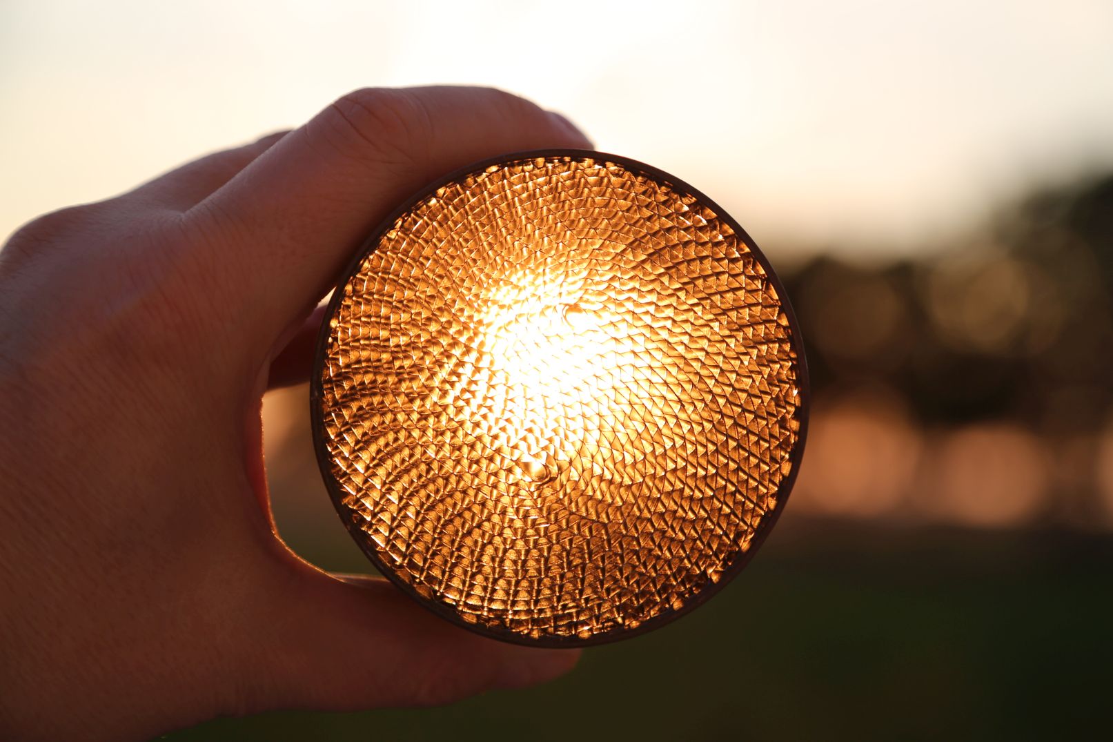 Herzstück der Anlage: Die wabenförmigen Katalysatorträger wandeln Wasserstoff und Kohlenstoffmonoxid zu Methan und Wasser um. (Bild: A. Spiegel, KIT)