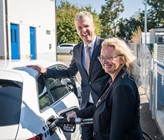 Daniela Decurtins, VSG, und Markus Friedl, HSR, betanken ein Erdgasauto. Daniela Decurtins, VSG, und Markus Friedl, HSR, betanken ein Erdgasauto.