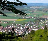 Ramsen im Kanton Schaffhausen: Die Ausscheidung des Zuströmbereichs wurde aufgrund des Befundes von Bentazon im Trinkwasser durchgeführt. (Foto: Gemeinde Ramsen) Ramsen im Kanton Schaffhausen: Die Ausscheidung des Zuströmbereichs wurde aufgrund des Befundes von Bentazon im Trinkwasser durchgeführt. (Foto: Gemeinde Ramsen)