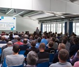 Rolf Ingold, Leiter Rohrnetze von WWZ, referiert anlässlich der Fachinformationsveranstaltung vor rund 120 Sanitärplanern und Sanitärinstallateuren. Bild WWZ. Rolf Ingold, Leiter Rohrnetze von WWZ, referiert anlässlich der Fachinformationsveranstaltung vor rund 120 Sanitärplanern und Sanitärinstallateuren. Bild WWZ.