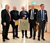 Bundesrat Johann N. Schneider-Ammann mit den vier bisherigen Direktoren des PSI (v. l.): Martin Jermann, Meinrad Eberle, Ralph Eichler und Joël Mesot. Am 1. Januar 2019 tritt Joël Mesot das Amt des Präsidenten der ETH Zürich an. (Bild: PSI/M. Fischer) Bundesrat Johann N. Schneider-Ammann mit den vier bisherigen Direktoren des PSI (v. l.): Martin Jermann, Meinrad Eberle, Ralph Eichler und Joël Mesot. Am 1. Januar 2019 tritt Joël Mesot das Amt des Präsidenten der ETH Zürich an. (Bild: PSI/M. Fischer)