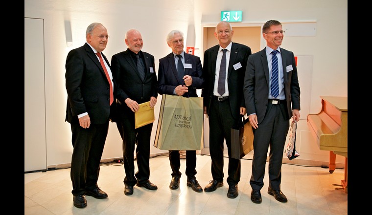 Bundesrat Johann N. Schneider-Ammann mit den vier bisherigen Direktoren des PSI (v. l.): Martin Jermann, Meinrad Eberle, Ralph Eichler und Joël Mesot. Am 1. Januar 2019 tritt Joël Mesot das Amt des Präsidenten der ETH Zürich an. (Bild: PSI/M. Fischer)
