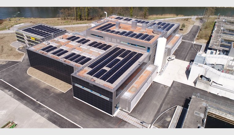 Photovoltaikanlagen auf dem Dach des Klärwerks Werdhölzli und den Fassaden des Gebäudes für die Elimination der Mikroverunreinigung. (Quelle: ERZ Entsorgung + Recycling Zürich)