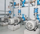 Rund 53 000 kWh weniger Stromverbrauch pro Jahr dank drei effizienteren, horizontalen einstufigen Spiralgehäusepumpen in Blockbauweise (Fotos: S. Hartmann) Rund 53 000 kWh weniger Stromverbrauch pro Jahr dank drei effizienteren, horizontalen einstufigen Spiralgehäusepumpen in Blockbauweise (Fotos: S. Hartmann)