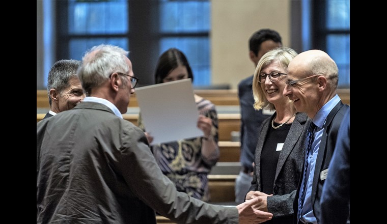 Christof Holliger et Rik Eggen (tous deux membres de la direction du Centre Ecotox), Inge Werner (directrice du Centre Ecotox) et Kurt Seiler (responsable du laboratoire intercantonal SH) en conversation (de gauche à droite).