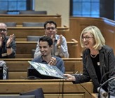 Direktorin Inge Werner freut sich über das Geschenk der Kantone zum 10. Geburtstag des Oekotoxzentrums. Direktorin Inge Werner freut sich über das Geschenk der Kantone zum 10. Geburtstag des Oekotoxzentrums.