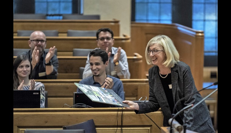 La directrice Inge Werner se réjouit du cadeau offert par les cantons à l'occasion du 10e anniversaire du Centre Ecotox.