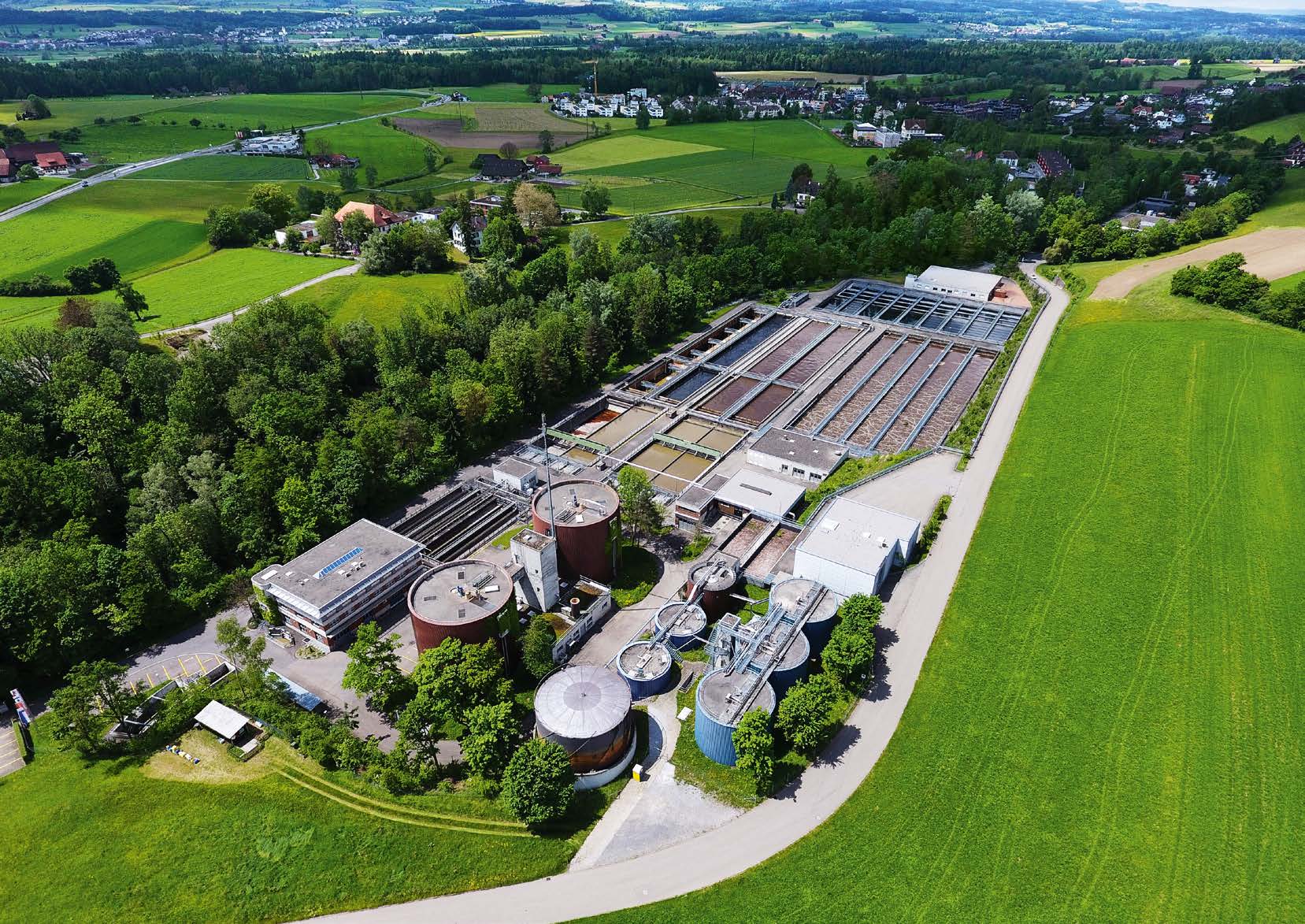 Mit über 150'000 angeschlossenen Einwohnern gehört die Kläranlage Schönau in Cham, Kanton Zug, zu den grösseren Abwasserreinigungsanlagen der Schweiz.