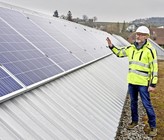 IB-Murten-Direktor Charles Nicolas Moser präsentiert "seine" neueste Fotovoltaikanlage - weitere werden demnächst folgen.