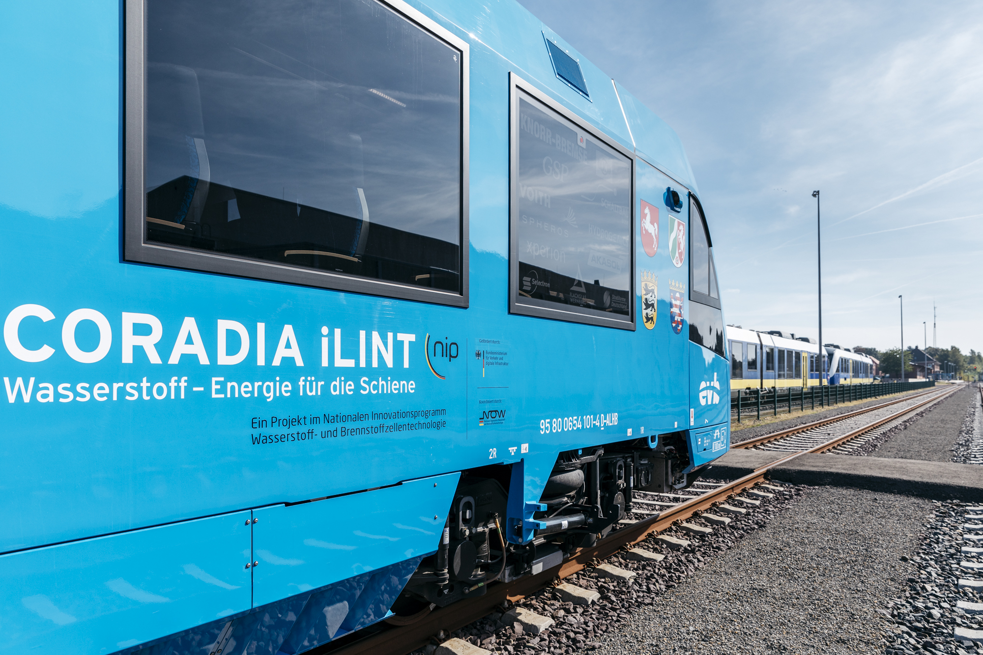 Erster Personenzug mit Brennstoffzellentechnologie: Alstoms Wasserstoff-Züge fahren seit Mitte September im öffentlichen Linienverkehr und nach festem Fahrplan im Elbe-Weser-Netz, Niedersachsen (Bild: R. Frampe, evb)