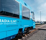 Erster Personenzug mit Brennstoffzellentechnologie: Alstoms Wasserstoff-Züge fahren seit Mitte September im öffentlichen Linienverkehr und nach festem Fahrplan im Elbe-Weser-Netz, Niedersachsen (Bild: R. Frampe, evb) Erster Personenzug mit Brennstoffzellentechnologie: Alstoms Wasserstoff-Züge fahren seit Mitte September im öffentlichen Linienverkehr und nach festem Fahrplan im Elbe-Weser-Netz, Niedersachsen (Bild: R. Frampe, evb)