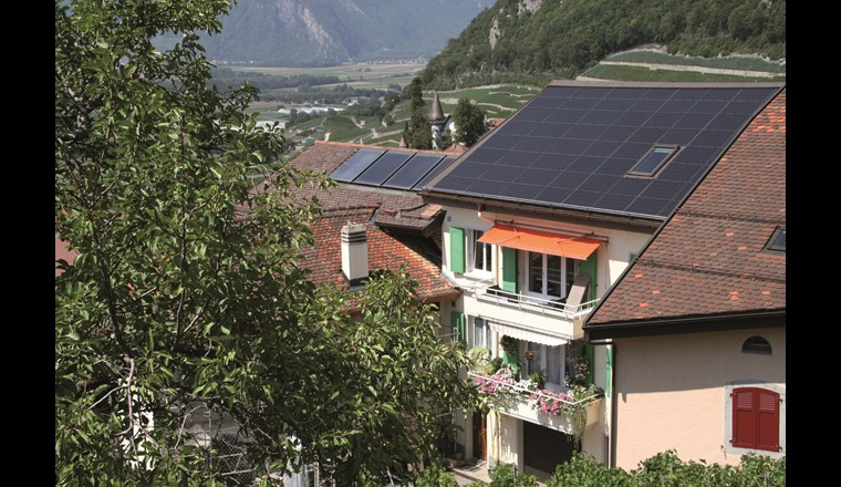 L’immeuble d’Yvorne. A droite, encadrant la fenêtre de toit, l’installation PV, et à gauche l’installation solaire thermique d’une surface de 9 m2.