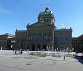 Bundeshaus in Bern. Trinkwasser wird nicht nur getrunken, jetzt wird ums Trinkwasser debattiert.