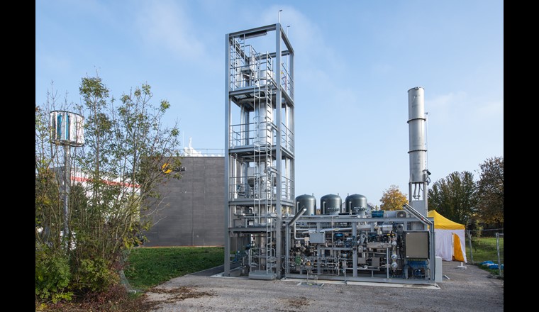 La nouvelle installation power-to-gas de Regio Energie Soleure. Le cœur de l'usine, le réacteur de méthanation, est situé dans la tour de 12 m de haut (au milieu de la photo). (Photo: Regio Energie Soleure)