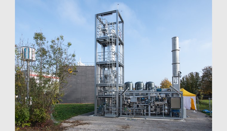 La nouvelle installation power-to-gas de Regio Energie Soleure. Le cœur de l'usine, le réacteur de méthanation, est situé dans la tour de 12 m de haut (au milieu de la photo). (Photo: Regio Energie Soleure)