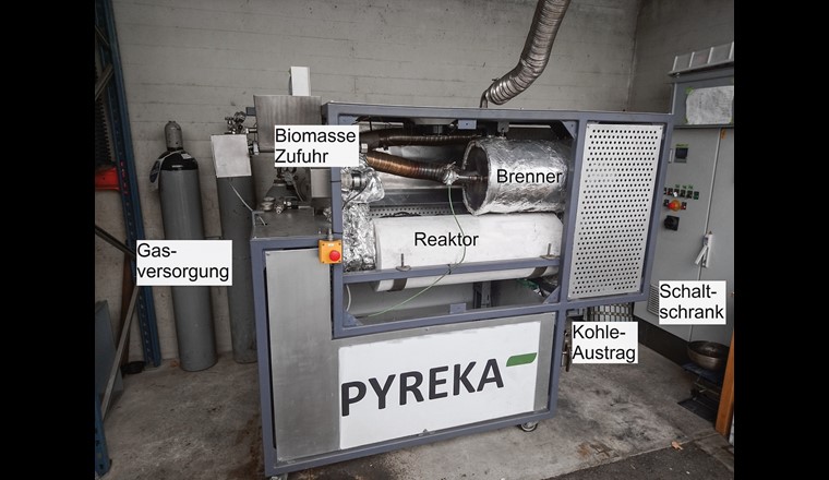 PYREKA, eine Pilotanlage zur Herstellung pyrolytischer und aktivierter Kohlen aus Biomasse. Zur Pyrolyse wird der 1 m lange Reaktor permanent mit Stickstoff (2 l/min) durchströmt, zur Aktivierung mit 2-10 l/min Luft, CO2 und/oder Dampf aus 1–7 ml/min destilliertem Wasser.