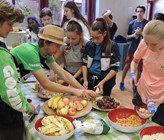 Im Rahmen der Ernährung ist die Zubereitung von Essen, aber auch der Umgang mit Trinkwasser ein ganz wichtiger Punkt des "Gorilla"Schulprogramms der "Schtifti Foundation". Im Rahmen der Ernährung ist die Zubereitung von Essen, aber auch der Umgang mit Trinkwasser ein ganz wichtiger Punkt des "Gorilla"Schulprogramms der "Schtifti Foundation".