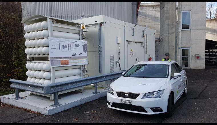 Biomethan-Tankstelle auf dem Gelände der Abwasserreinigungsanlage (ARA) in Schönenwerd (SO): Das Klärgas aus der ARA wird mit einer Membran-Aufbereitungsanlage (untergebracht im Container in der Bildmitte) zu Biomethan 'veredelt'. Danach steht das Biomethan in 300 bar-Speicherflaschen (links im Bild) für die Betankung von Gasautos bereit. Foto: Apex