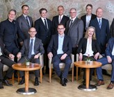 SVGW-Vorstand 2019 mit (v.l.) Mauro Suà, Claude Weber, André Olschewski, Martin Sager, Remo Fehr, Erich Mück, Markus Küng, Guido Marty, Andreas Hirt, Viola Eisinger, Marcel Steiger, Diego Modolell und Martin Moser. Nicht auf dem Bild sind Pascal Barras, Daniela Decurtins, Gérard Luyet, Stephan Müller, und Andrea Zinsli. SVGW-Vorstand 2019 mit (v.l.) Mauro Suà, Claude Weber, André Olschewski, Martin Sager, Remo Fehr, Erich Mück, Markus Küng, Guido Marty, Andreas Hirt, Viola Eisinger, Marcel Steiger, Diego Modolell und Martin Moser. Nicht auf dem Bild sind Pascal Barras, Daniela Decurtins, Gérard Luyet, Stephan Müller, und Andrea Zinsli.