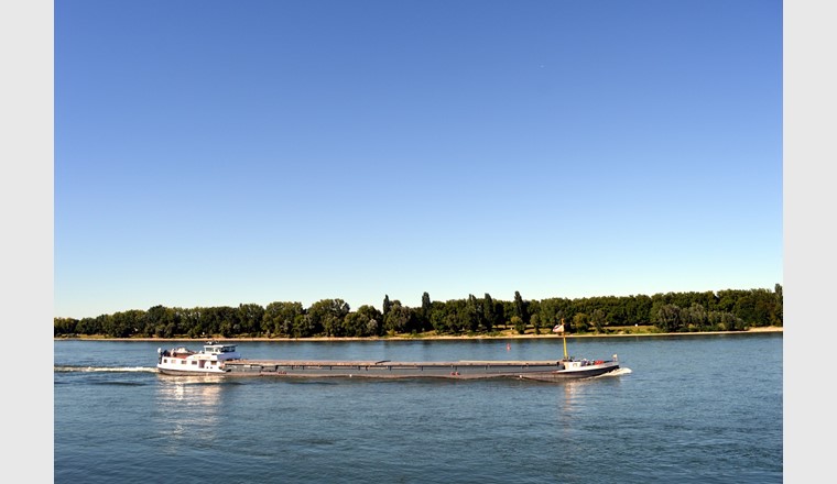 Der Nationalrat lehnt die Motion von Ulrich Giezendanner (SVP/AG) ab, mit welcher er eine Befreiung der Lastschiffe von der Mineralölsteuer gefordert hatte. Im Bild: der Rhein (© pixabay)