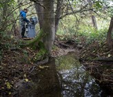 In der Studie NAWA SPEZ 2017 wurde in fünf kleinen Fliessgewässern die Belastung durch Pflanzenschutzmittel untersucht. Auf dem Foto ist die Probenahme an einem der fünf Bäche, dem Eschelisbach (Kt. TG), zu sehen. In der Studie NAWA SPEZ 2017 wurde in fünf kleinen Fliessgewässern die Belastung durch Pflanzenschutzmittel untersucht. Auf dem Foto ist die Probenahme an einem der fünf Bäche, dem Eschelisbach (Kt. TG), zu sehen.
