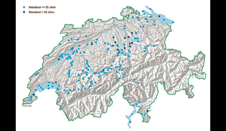 Fig. 2 Der Bund sammelt seit Jahrzehnten Daten von kantonalen Probenahmen an 242 Schweizer Seen, bei denen die Wassertemperatur als Nebenprodukt mit erhoben wird. Reliefkarte 1:1 000 000. (©swisstopo)