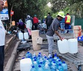 Wasser ist nur begrenzt vorhanden: Reiche Leute können sich noch Extra-Wasser dazukaufen, die Menschen aus der Mittelschicht sind von ihrer Gemeinde abhängig. 
Bild: SRF / Antje Christ