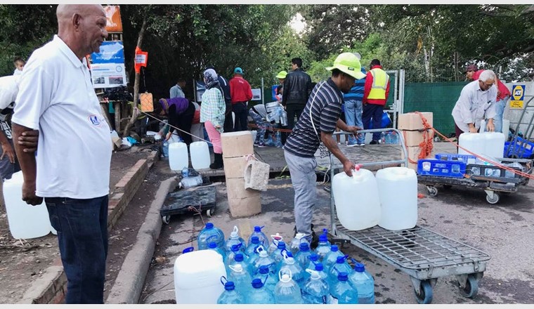Wasser ist nur begrenzt vorhanden: Reiche Leute können sich noch Extra-Wasser dazukaufen, die Menschen aus der Mittelschicht sind von ihrer Gemeinde abhängig. 
Bild: SRF / Antje Christ