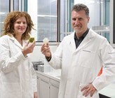 Livia Salvati Manni und ETH-Professor Raffaele Mezzenga mit Modellen der Lipid-Mesophasen. Livia Salvati Manni und ETH-Professor Raffaele Mezzenga mit Modellen der Lipid-Mesophasen.