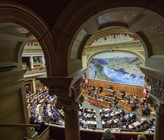 In Bundesbern wird weiterhin eifrig über die verschiedenen Initiativen betreffend sauberes Trinkwasser diskutiert. (Bild: www.parlament.ch)