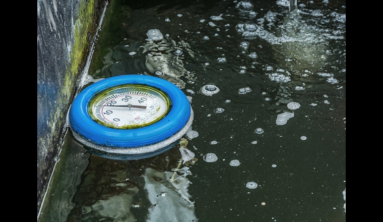 Das Bundesamt für Umwelt (BAFU) prüft den Aufbau eines nationalen Netzwerks für die Beobachtung der Wassertemperatur der Schweizer Seen. Dieses soll eine gute Datengrundlage liefern, um Veränderungen der Temperaturverhältnisse in den Schweizer Seen frühzeitig zu erkennen, deren Ursachen und Folgen zu untersuchen, und mit Hilfe von Modellen die weitere Entwicklung in Abhängigkeit von Klimaszenarien abzuschätzen. (Bild: ©123RF.com)