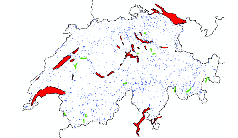 arte der Schweiz und Liechtensteins mit allen 1592 Seen mit einer Fläche über 0,5 Hektaren. Seen mit einer Oberfläche über 5 km2 sind rot eingefärbt, diejenigen mit einer Fläche über 2 km2 grün und etwas vergrössert dargestellt. (Datenquelle: swisstopo [2016] Vector200, swisstopo [Art. 30 Geo IV]: 5704 000 000, reproduziert mit Bewilligung von swisstopo JA100119)