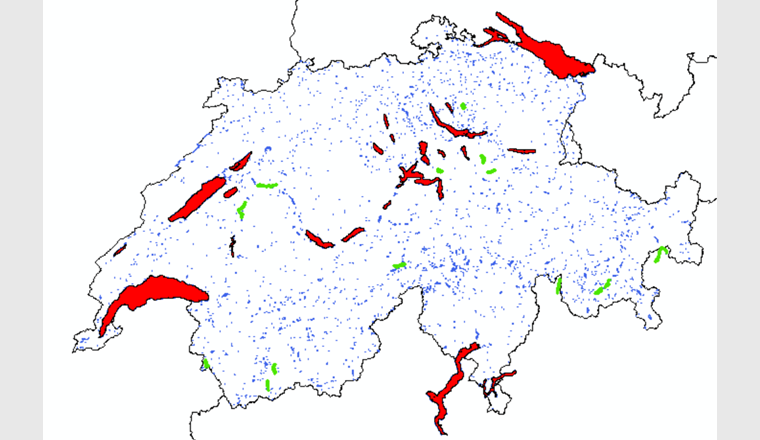 arte der Schweiz und Liechtensteins mit allen 1592 Seen mit einer Fläche über 0,5 Hektaren. Seen mit einer Oberfläche über 5 km2 sind rot eingefärbt, diejenigen mit einer Fläche über 2 km2 grün und etwas vergrössert dargestellt. (Datenquelle: swisstopo [2016] Vector200, swisstopo [Art. 30 Geo IV]: 5704 000 000, reproduziert mit Bewilligung von swisstopo JA100119)