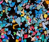Mikroplastik findet man in allen möglichen Farben und Formen. (Bild: B. Nowack / Empa)