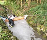 Die Feuerwehr errichtete Wassersperren und spülte die Bäche. (Foto: Kantonspolizei Thurgau) Die Feuerwehr errichtete Wassersperren und spülte die Bäche. (Foto: Kantonspolizei Thurgau)