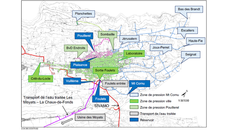 Fig. 1 Réseau de distribution de La Chaux-de-Fonds. Les eaux brutes sont traitées par chloration à l’usine des Moyats (gorges de l’Areuse) et acheminées aux réservoirs des Foulets et du Vuillème, où elles sont à nouveau chlorées. L’eau est ensuite distribuée dans la ZP ville à partir de ces réservoirs et une conduite assure le transport d’eau du réservoir du Vuillème à celui de Plaisance. Le réservoir de Pouillerel est alimenté depuis celui de Plaisance et l’eau est rechlorée dans la conduite de transport. Le réservoir du Mt Cornu est approvisionné par pompage d’eau provenant de la ZP ville. L’eau y est à nouveau traitée par chloration. L’eau chlorée du SIVAMO est introduite dans le réservoir des Foulets.
