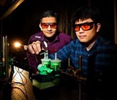 Prashant Jain (links) und Sungju Yu führten künstliche Photosynthese-Experimente mit grünem Licht durch. (Foto: Fred Zwicky/Bionity.com) Prashant Jain (links) und Sungju Yu führten künstliche Photosynthese-Experimente mit grünem Licht durch. (Foto: Fred Zwicky/Bionity.com)