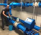 Brunnenmeister Sandro Schneider von der Wasserversorgung Davos: «Ich liebe es erlerntes Wissen in der Praxis anzuwenden.» Brunnenmeister Sandro Schneider von der Wasserversorgung Davos: «Ich liebe es erlerntes Wissen in der Praxis anzuwenden.»