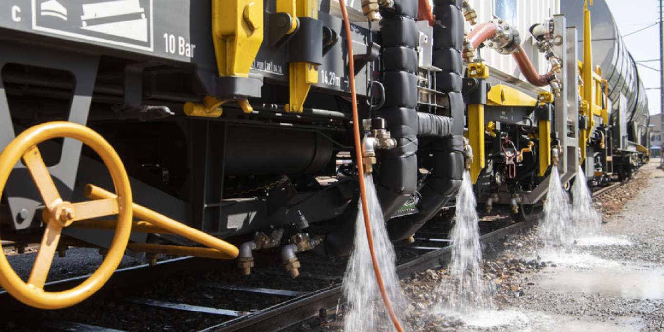 Die SBB hat den Prototyp eines Heisswasserspritzfahrzeuges zur Bekämpfung von Unkraut im Gleisbereich vorgestellt. Damit soll künftig kein Glyphosat mehr einsetzt werden. (Foto: sda-Keystone)